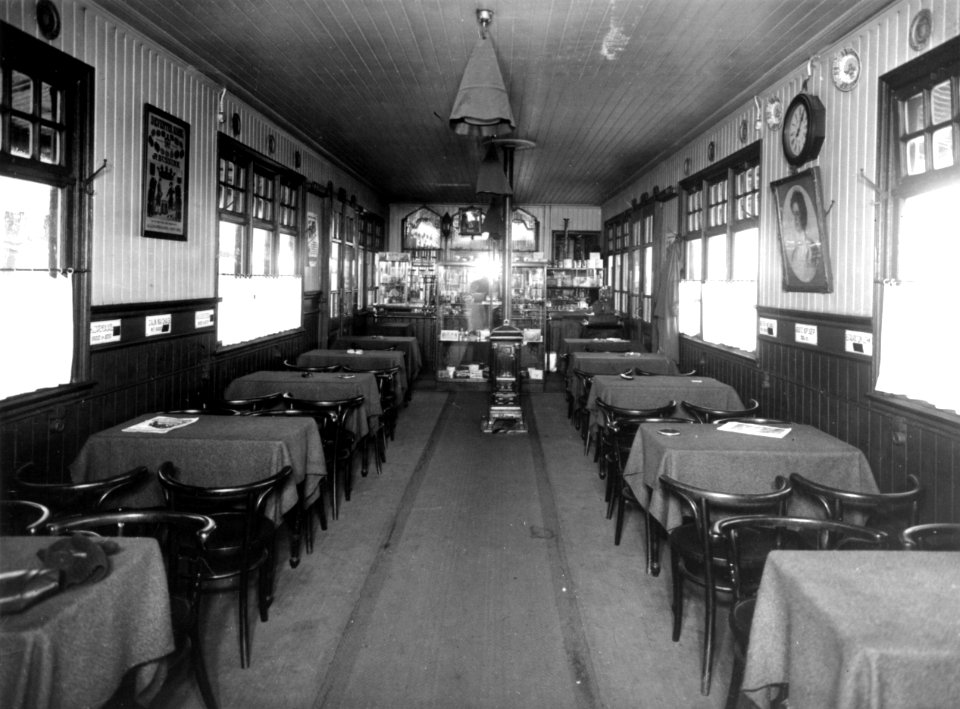 HUA-166103-Interieur van het N.S.-station Apeldoorn te Apeldoorn- wachtkamer 2e klasse op het tweede perron