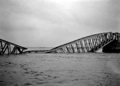 HUA-155165-Gezicht op de tijdens de oorlog vernielde spoorbrug over het Hollands Diep (Moerdijkbrug) bij Moerdijk