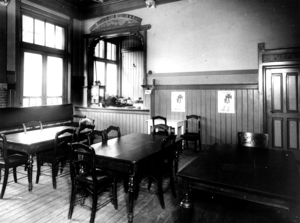 HUA-166107-Interieur van het N.S.-station Baarn Buurtstation te Baarn- wachtkamer 3e klasse