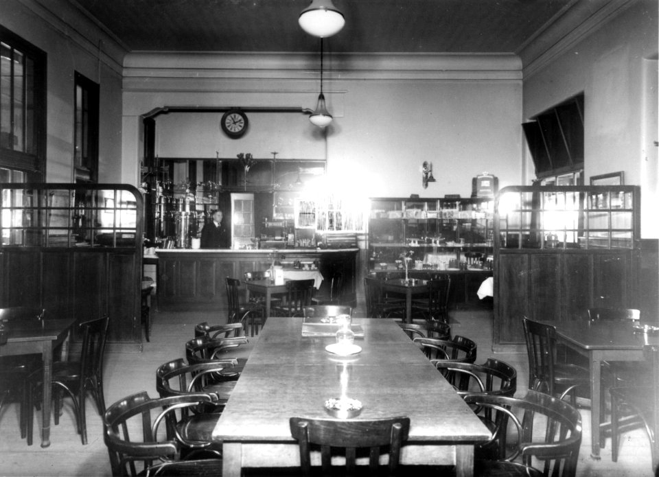 HUA-166097-Interieur van het N.S.-station Heerlen te Heerlen- wachtkamer 2e klasse