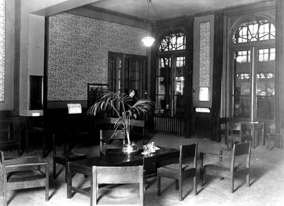 HUA-166111-Interieur van het N.S.-station Utrecht C.S. te Utrecht- wachtkamer 1e en 2e klasse niet roken
