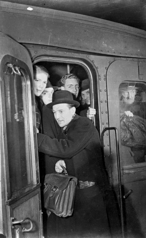 HUA-155190-Afbeelding van reizigers in een (volle) trein van de N.S., kort na de Tweede Wereldoorlog