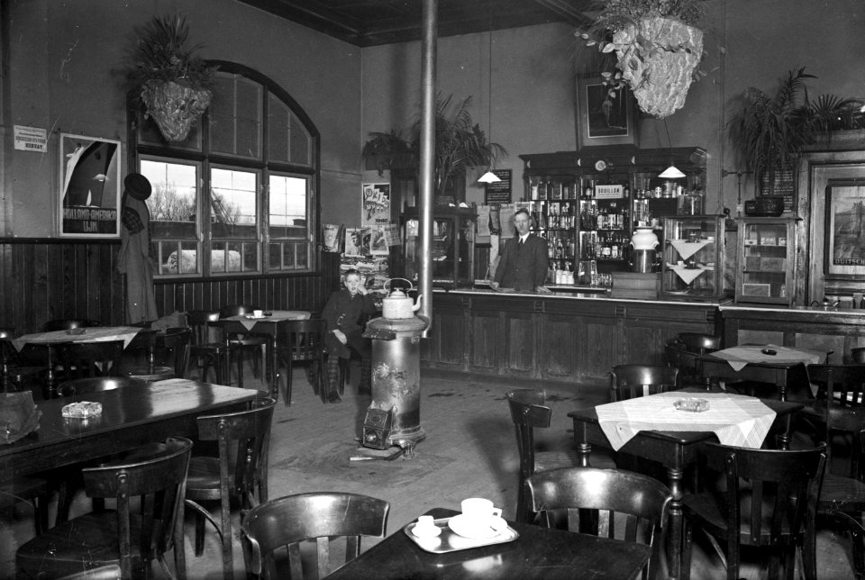 HUA-166241-Interieur van het N.S.-station Velsen-IJmuiden Oost te Velsen- wachtkamer 3e klasse