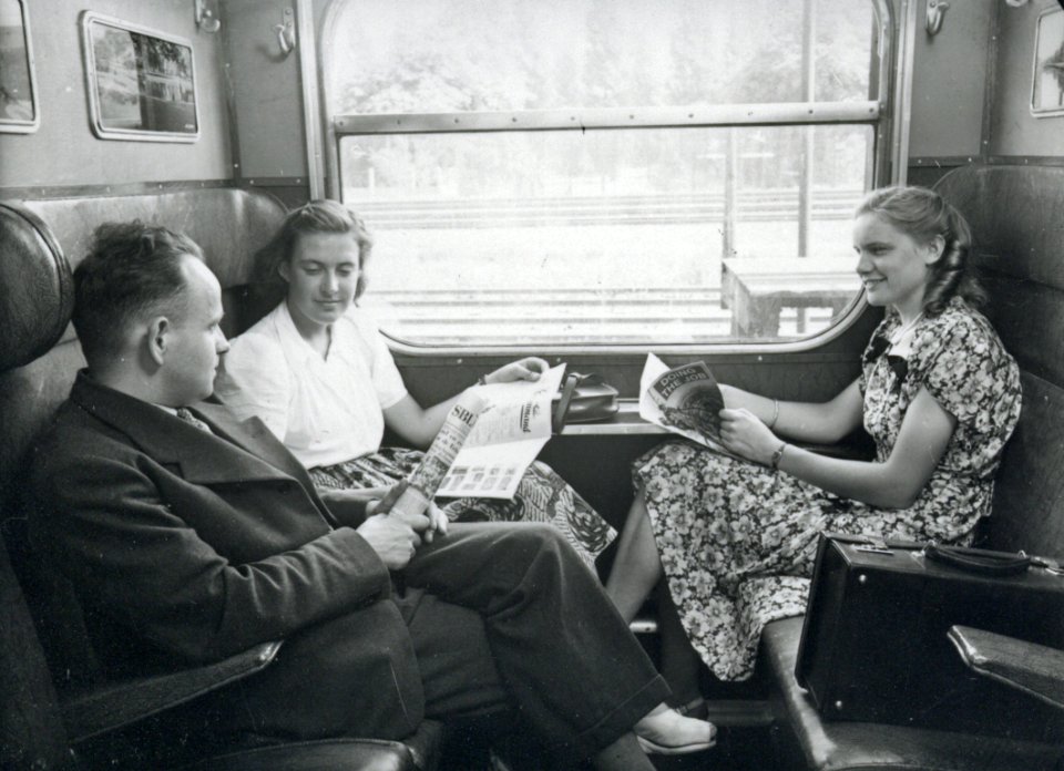 HUA-160647-Afbeelding van een aantal personen in een treincoupé (publiciteitsfoto)