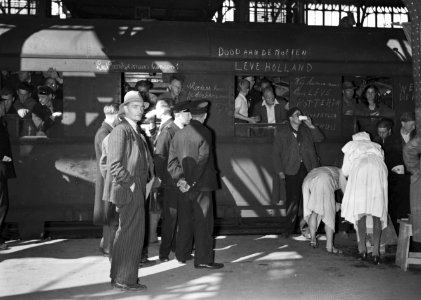 HUA-155202-Afbeelding van de aankomst van gerepatrieerden per trein uit Duitsland op het NS station Utrecht CS te Utrecht