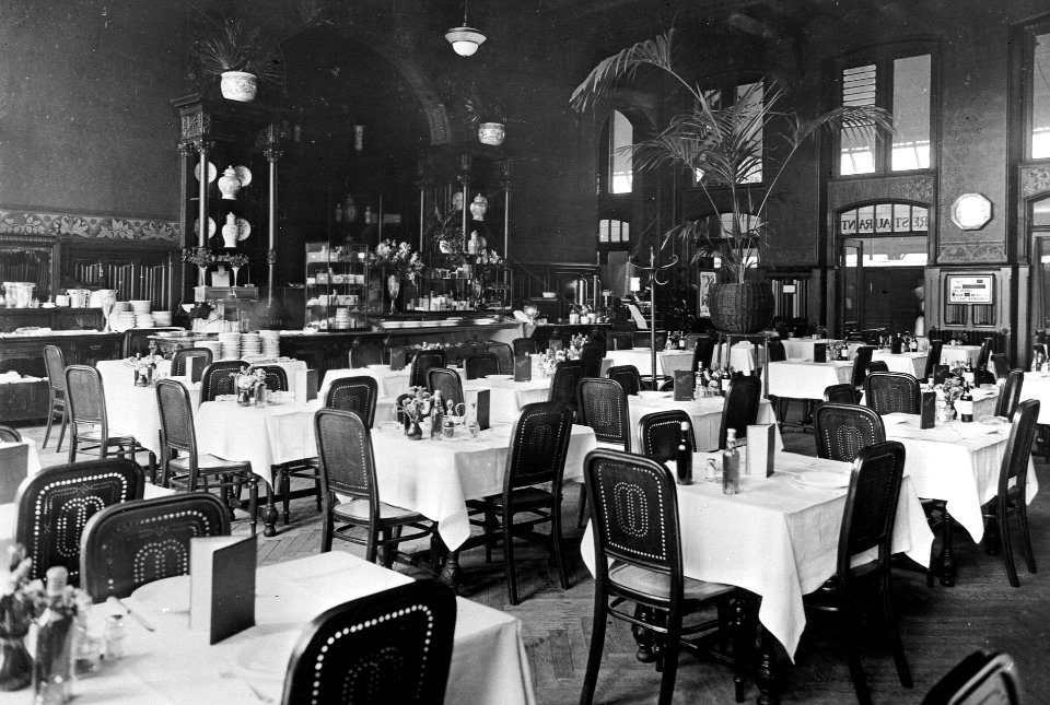 HUA-166239-Interieur van het N.S.-station Amsterdam C.S. te Amsterdam- restauratie (eetzaal)