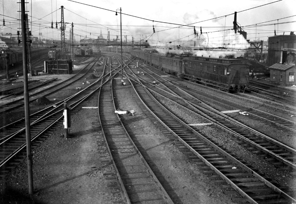 HUA-155218-Gezicht vanuit het seinhuis op het emplacement Westelijk Eiland ten westen van het N.S.-station Amsterdam C.S. te Amsterdam