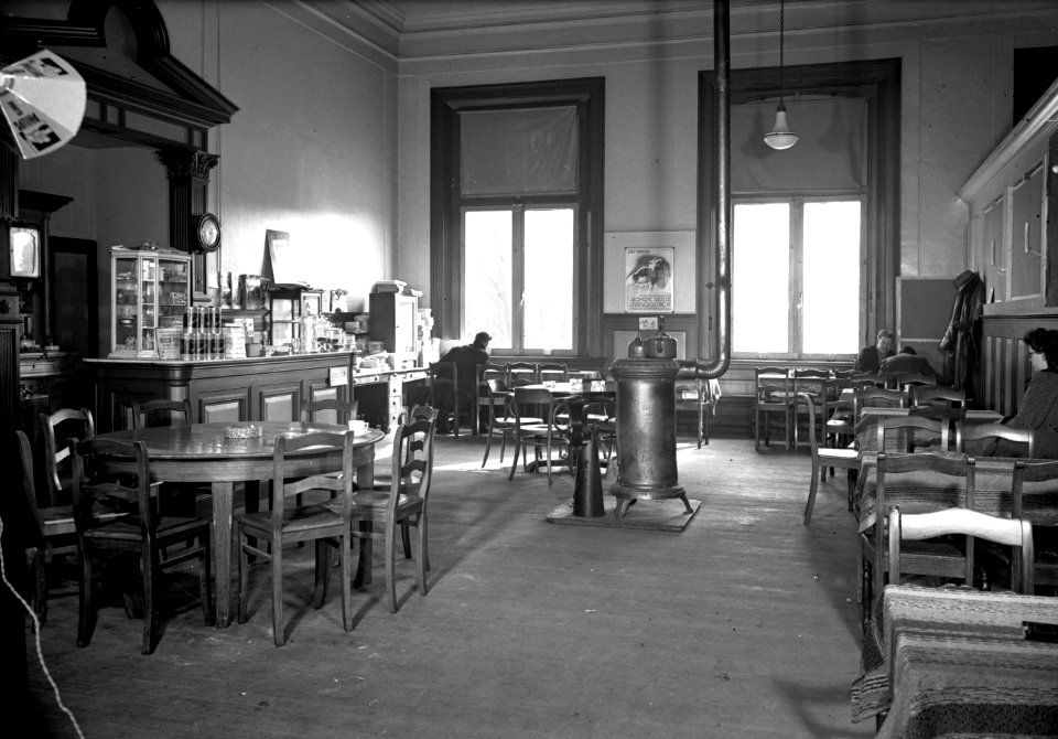 HUA-166243-Interieur van het N.S.-station Sneek te Sneek- wachtkamer 3e klasse