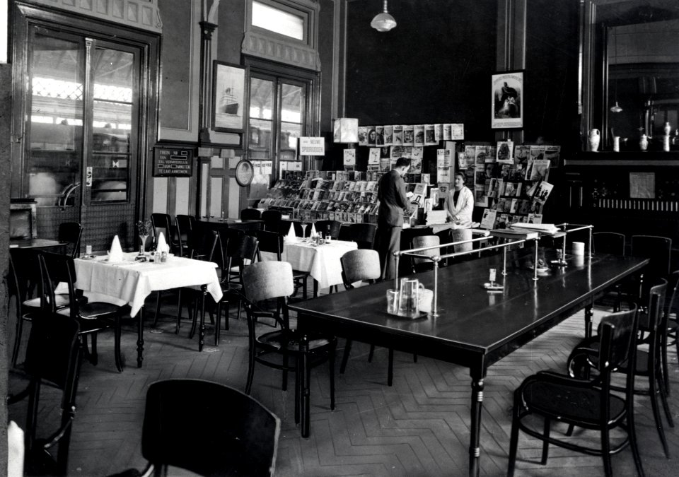 HUA-166257-Interieur van het N.S.-station Rotterdam Maas te Rotterdam- wachtkamer 2e klasse