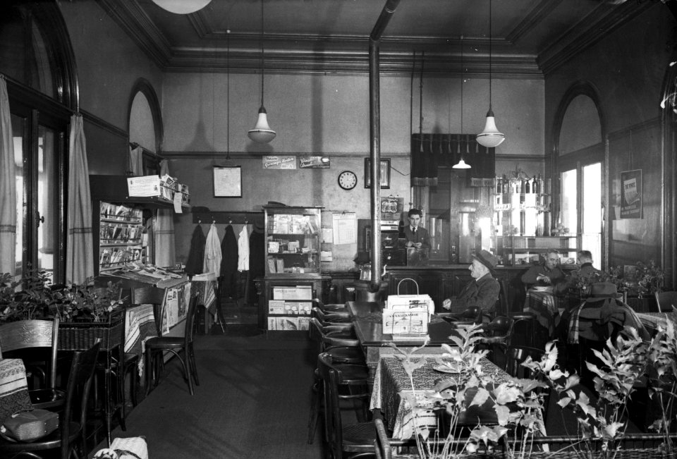HUA-166247-Interieur van het N.S.-station Winschoten te Winschoten- wachtkamer