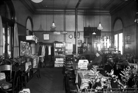 HUA-166247-Interieur van het N.S.-station Winschoten te Winschoten- wachtkamer