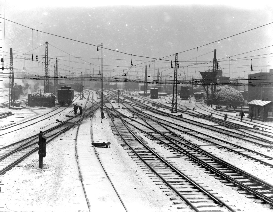 HUA-155227-Gezicht vanuit het seinhuis op het emplacement Westelijk Eiland aan de westzijde van het N.S.-station Amsterdam C.S. te Amsterdam