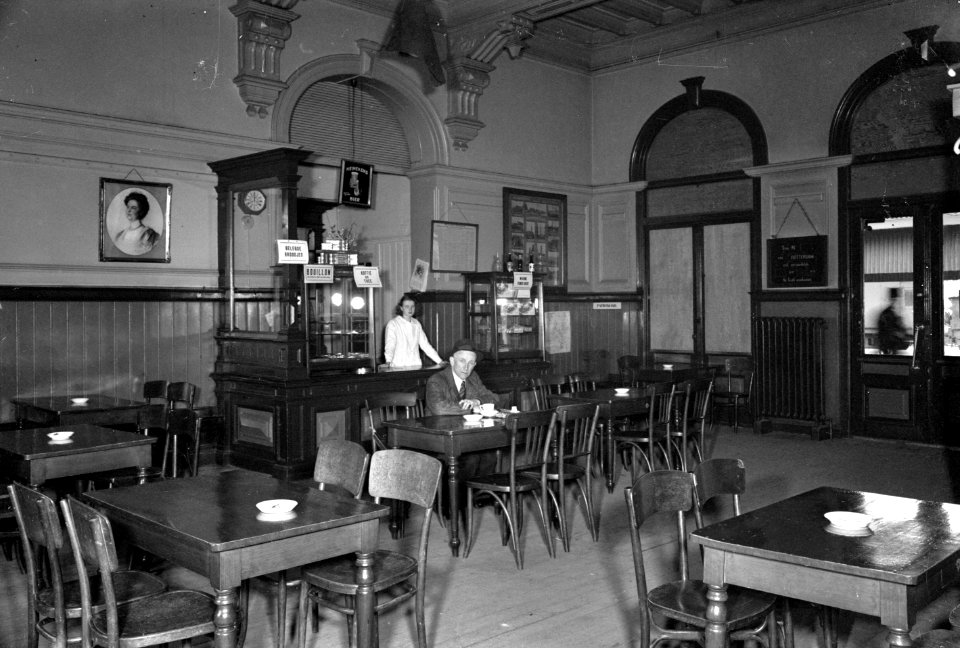 HUA-166261-Interieur van het N.S.-station Delft te Delft- wachtkamer 3e klasse