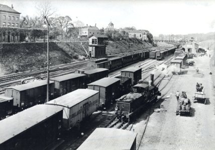 HUA-155232-Gezicht op het emplacement aan de westzijde van het station Arnhem van de Staatsspoorwegen te Arnhem