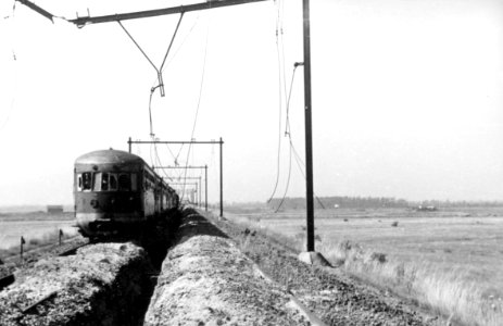HUA-160671-Afbeelding van tijdens (en na) de oorlog zwaarbeschadigde diesel-electrische treinstellen van de N.S. ter hoogte van Oosterbeek Laag