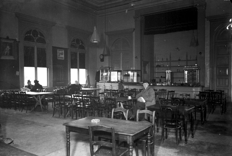 HUA-166267-Interieur van het N.S.-station Dordrecht te Dordrecht- wachtkamer 3e klasse
