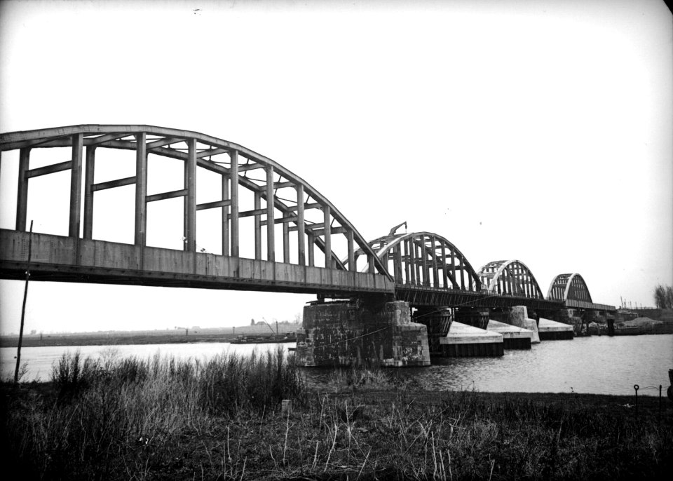 HUA-160683-Gezicht op de in herstelling zijnde spoorbrug over de Maas bij Ravenstein