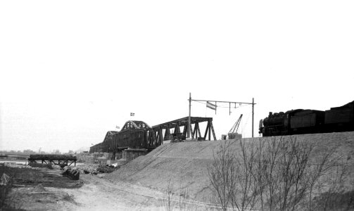 HUA-160687-Gezicht op de herstelde spoorbrug over de Maas te Hedel
