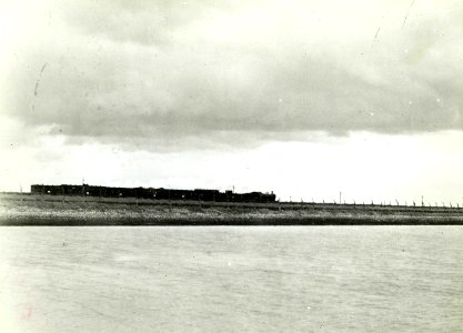 HUA-163182-Afbeelding van een trein getrokken door een stoomlocomotief op de Sloedam tussen Goes en Middelburg