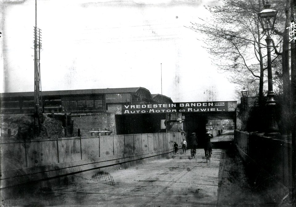 HUA-163187-Gezicht op de tunnel onder het spoor door in de Leidseweg te Utrecht uit het zuidwesten Links een gedeelte van het Buurtstation