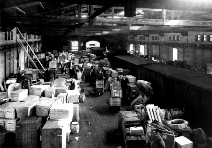 HUA-166319-Interieur van de goederenloods bij het N.S.-station Den Haag S.S. te Den Haag