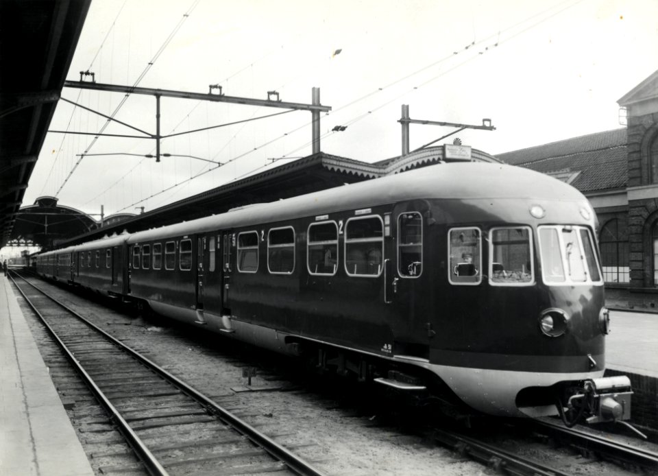 HUA-155466-Afbeelding van het diesel-electrische treinstel nr. 51 (DE 5, serie 51-68) van de N.S. op het N.S.-station Utrecht C.S. te Utrecht