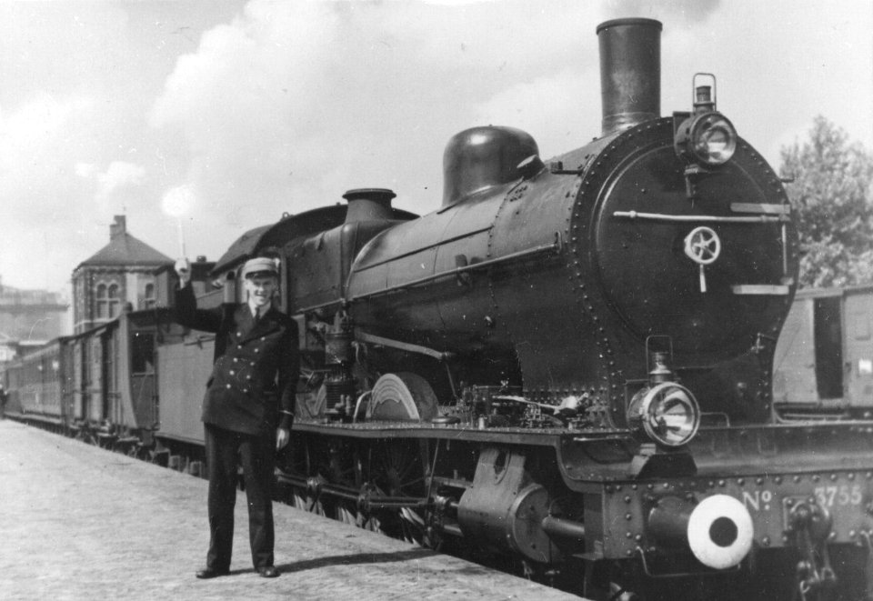 HUA-155478-Afbeelding van een perronchef bij de stoomlocomotief nr 3755 serie 3700 3800 van de NS