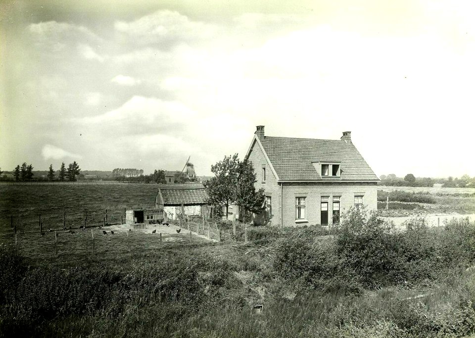 HUA-163200-Gezicht op de dubbele dienstwoning wachterswoning van NS bij km 243 te Voorstonden tussen Brummen en Zutphen 