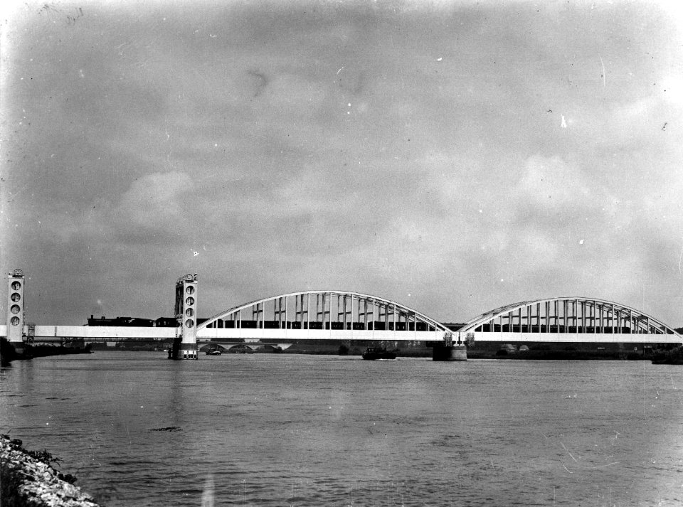 HUA-157284-Gezicht op de spoorbrug over de IJssel te Zwolle met een stoomtrein