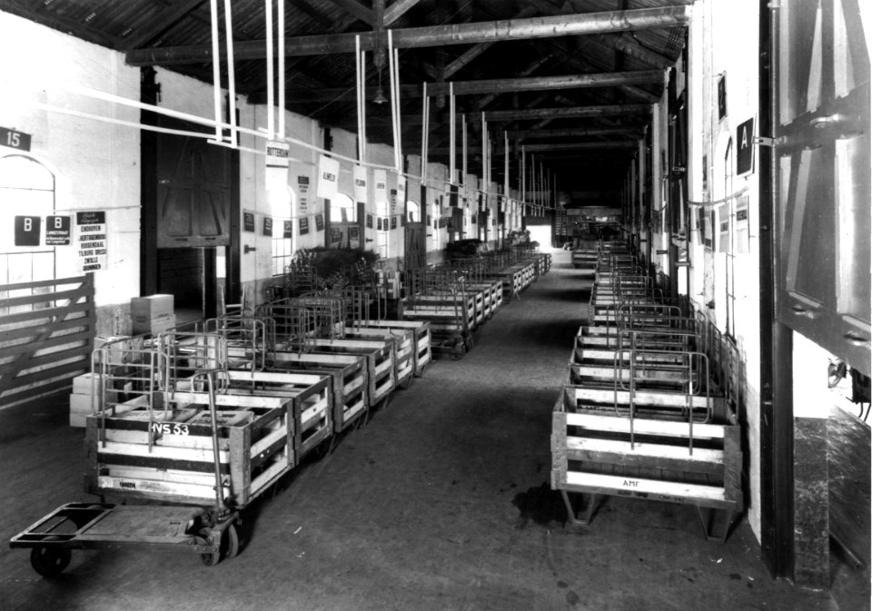 HUA-166321-Interieur van de goederenloods bij het N.S.-station Amersfoort te Amersfoort