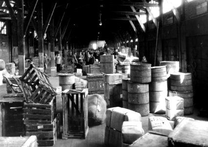 HUA-166326-Interieur van de goederenloods van de N.S. te Amsterdam Westerdoksdijk
