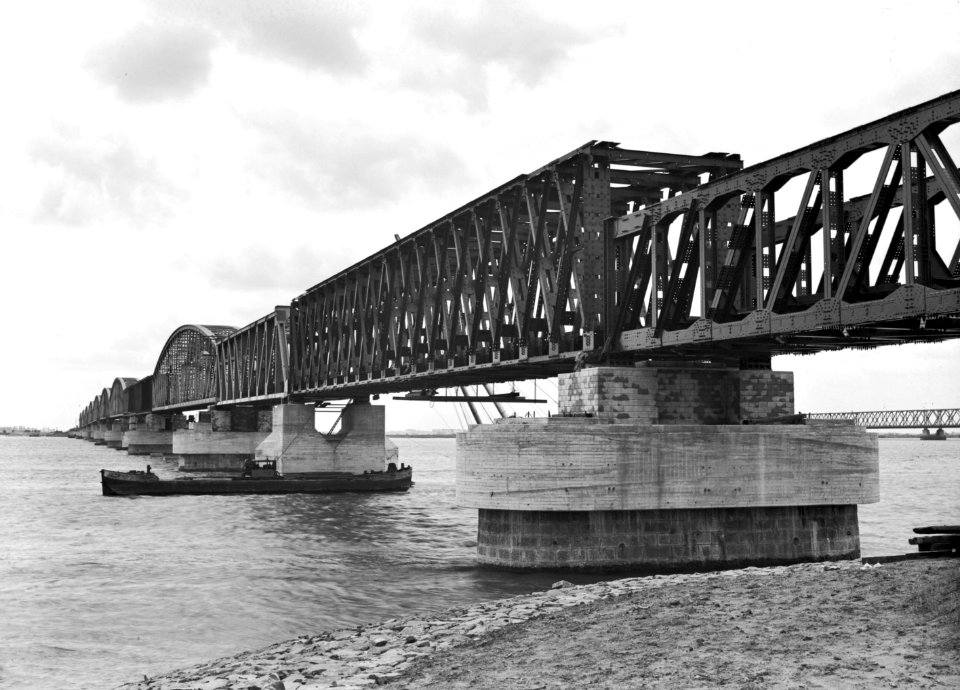 HUA-166385-Gezicht op de van oorlogsschade herstelde spoorbrug over het Hollands Diep bij Moerdijk