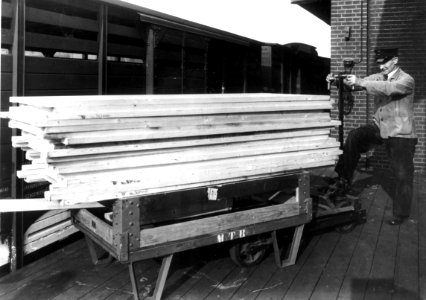 HUA-166334-Afbeelding van het overladen van een partij hout bij de goederenloods van de N.S. te Amersfoort