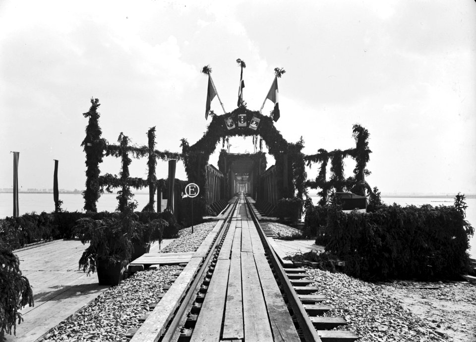 HUA-166400-Gezicht op de versierde spoorbrug over het Hollands Diep bij Moerdijk, ter gelegenheid van de heropening van de brug na herstel van oorlogsschade