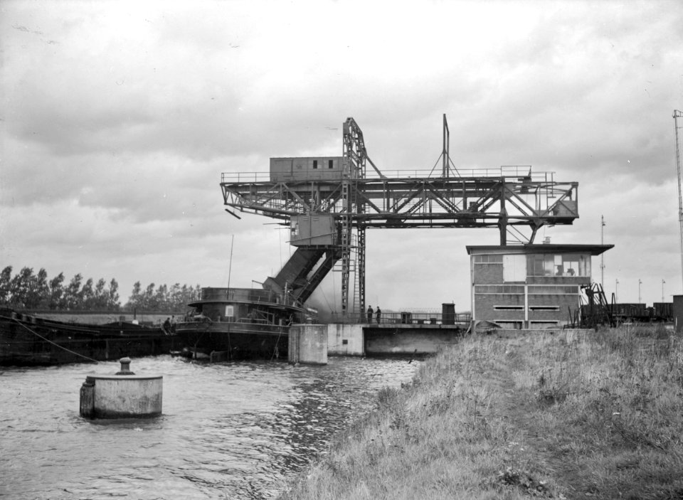 HUA-159836-Gezicht op de kolentip (overslag van steenkolen van trein op schip) aan het Julianakanaal te Born