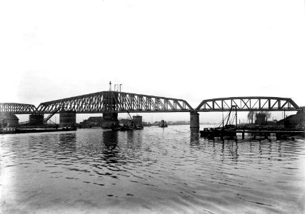 HUA-163219-Gezicht op de Hembrug over het Noordzeekanaal te Zaandam