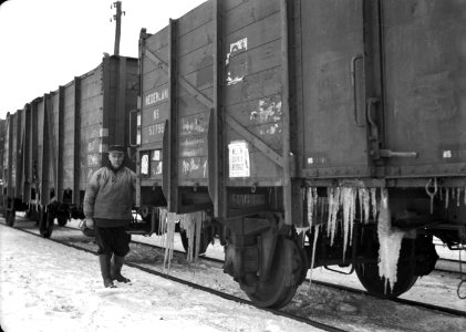 HUA-159852-Afbeelding van een rangeerder bij goederenwagens op het besneeuwde emplacement van de N.S. te Heerlen