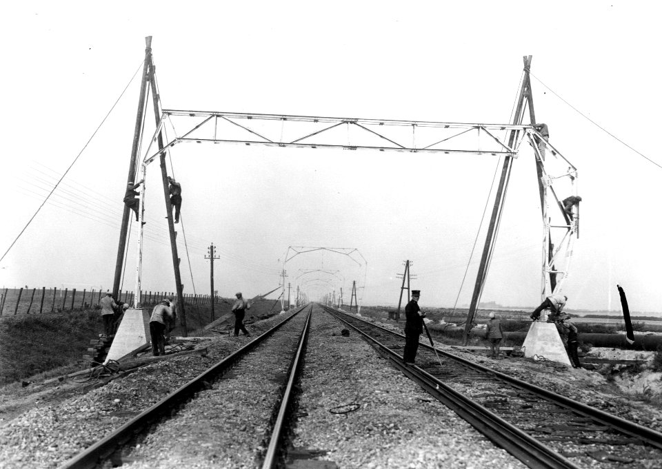 HUA-166415-Afbeelding van de werkzaamheden ten behoeve van de electrificatie van de spoorlijn Schiedam - Hoek van Holland