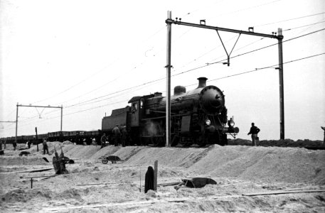 HUA-160446-Afbeelding van de stoomlocomotief nr. 3607 (serie 3600) van de N.S. met een zandtrein, vermoedelijk tijdens de werkzaamheden aan de spoordijk tussen Gouda en Oudewater