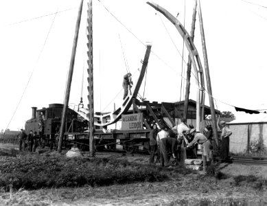 HUA-166403-Afbeelding van het plaatsen van een betonnen bovenleidingsportaal tijdens de werkzaamheden ten behoeve van de electrificatie van de spoorlijn tussen Utrecht en Hilversum te Groenekan (gemeente Maarten