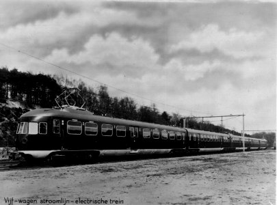 HUA-160461-Afbeelding van het electrische treinstel nr. 801 (mat. 1940) van de N.S. te Maarn