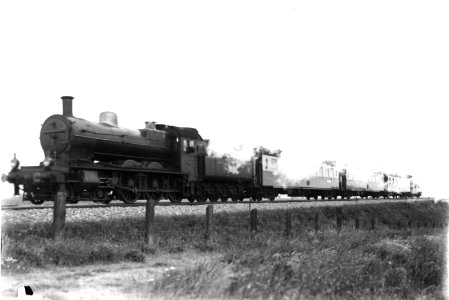 HUA-160478-Afbeelding van een stoomlocomotief uit de serie 3700-3800 van de N.S. met de T.E.E. Edelweiss nabij Lage Zwaluwe