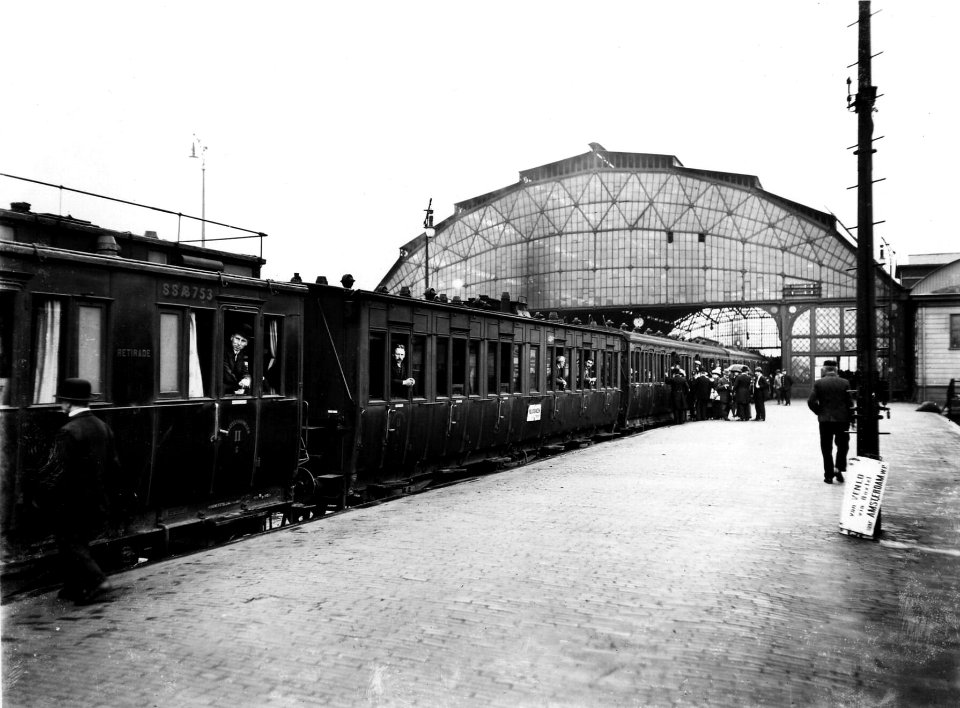 HUA-163250-Afbeelding van 2de klasse rijtuigen in een stoomtrein van de S.S. (Staatsspoorwegen) met bestemming Vlissingen (via Utrecht) langs het perron van het station Amsterdam Weesperpoort te Amsterdam