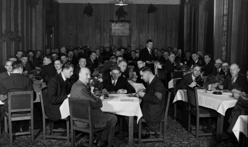 HUA-160490-Interieur van het 3e Administratiegebouw van de Nederlandse Spoorwegen HGB III Moreelsepark te Utrecht personeelszaal met NS personeel tijdens een din
