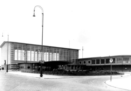 HUA-166666-Gezicht op het N.S.-station Amsterdam Amstel te Amsterdam