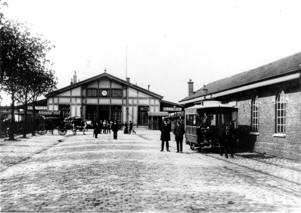 HUA-166669-Gezicht op het S.S.-station Maastricht te Maastricht, met rechts een paardentram