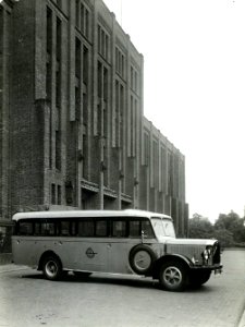 HUA-163271-Afbeelding van een Saurer autobus van de A.T.O. bij het 3e Hoofdadministratiegebouw van de Nederlandse Spoorwegen (HGB III) aan het Moreelsepark te Utrecht