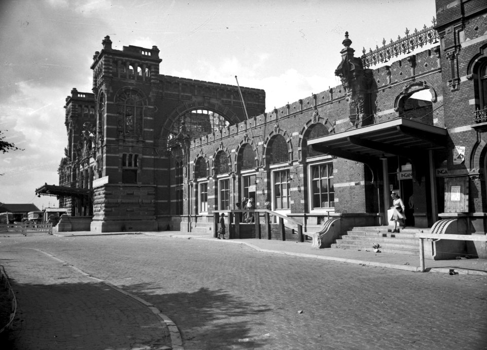 HUA-166673-Gezicht op het tijdens de oorlog vernielde N.S.-station 's-Hertogenbosch te 's-Hertogenbosch