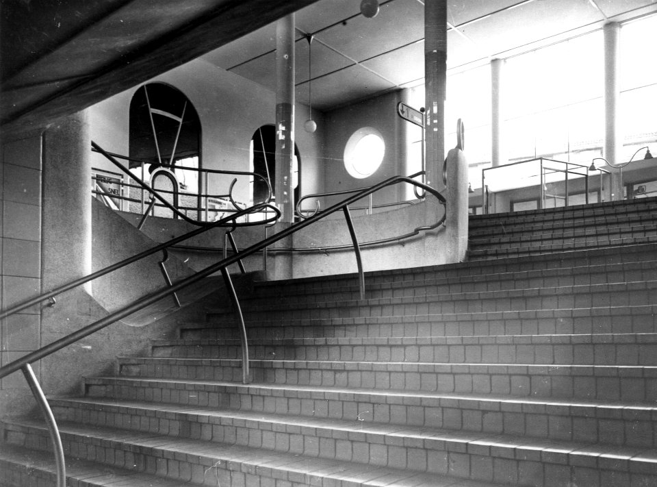 HUA-166682-Interieur van het N.S.-station Arnhem te Arnhem- nieuwe trap naar de perrontunnel