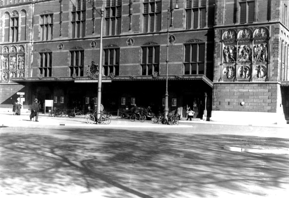 HUA-166835-Gezicht op de ingang van het N.S.-station Amsterdam C.S. te Amsterdam